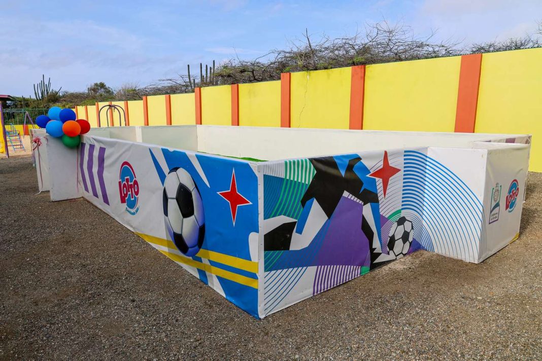 Minister Croes overhandigt mini-voetbalveld aan Fontein Kleuterschool (Picture by: 24ora.com)