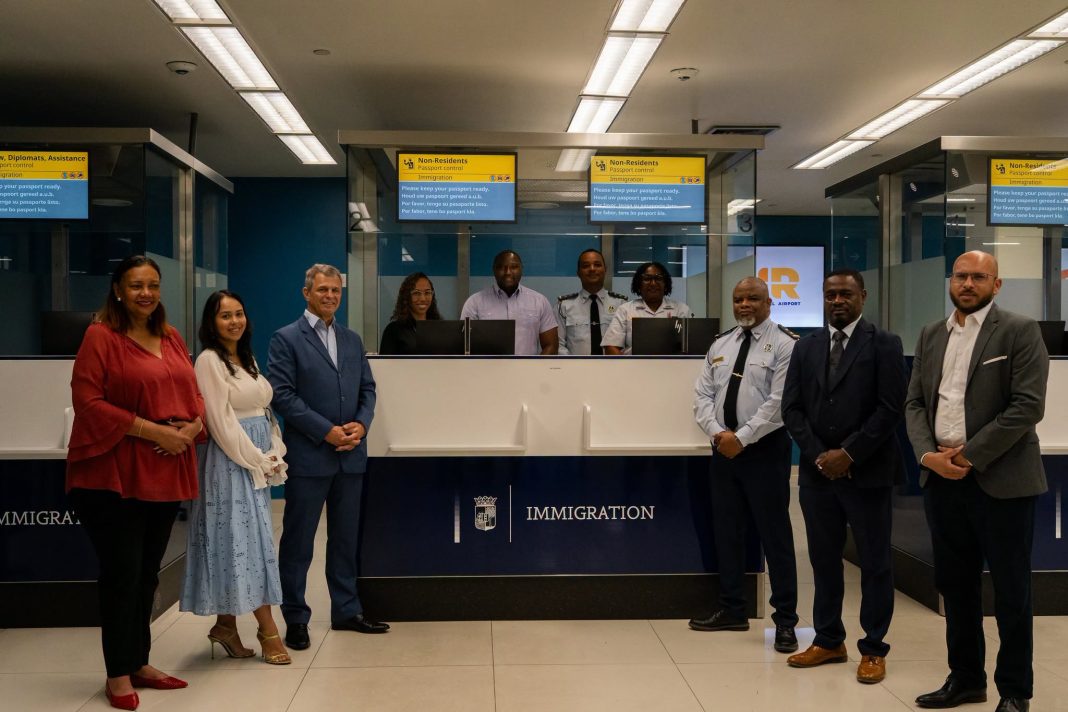 Ministerie van Justitie moderniseert immigratiebalies op luchthaven Curaçao (Picture by: paradisefm.cw)