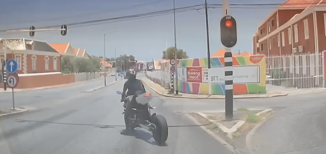 Motorrijder rijdt door rood licht op Curaçao: beelden tonen gevaarlijke overtreding (Picture by: nu.cw)