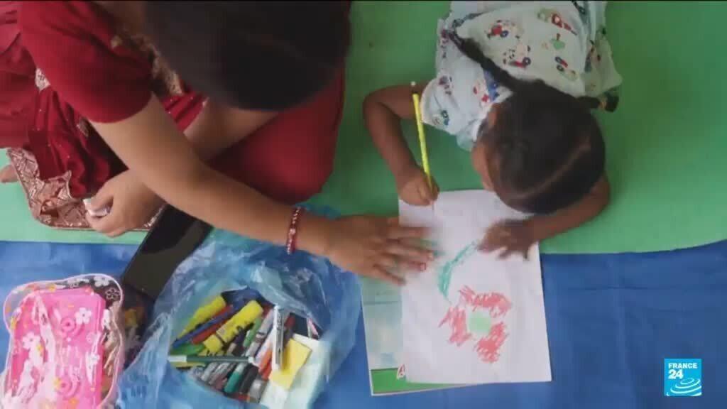 Nepal: Tijdelijke onderwijscentra helpen kinderen die door overstromingen zijn ontheemd (Picture by: s.france24.com)