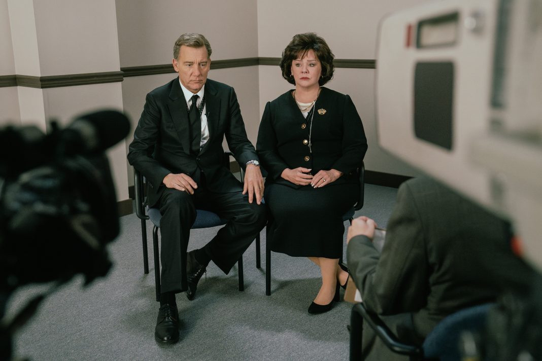 Netflix ‘The Murder of JonBenét Ramsey’: premièredatum bekend Netflix onthult premièredatum en eerste beelden van Melissa McCarthy en Clive Owen in 'The Murder of JonBenét Ramsey' (Picture by: variety.com)