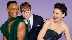 Nieuwe Strictly-presentatoren: geen vaste rollen Nieuwe Strictly Come Dancing-presentatoren leggen hun rollen uit en weerspreken berichten over 'roving presenter' (Picture by: ichef.bbci.co.uk)