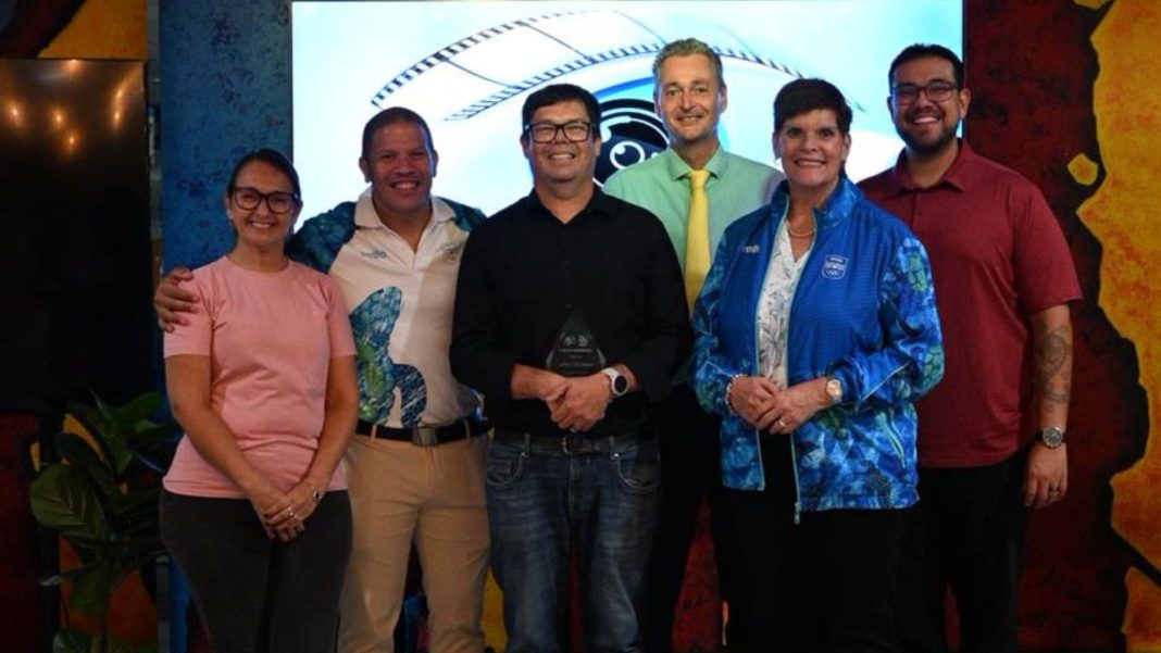 Noel Werleman ontvangt persprijs voor sportfotografie op Aruba (Picture by: 24ora.com)