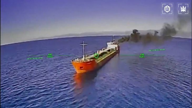 Oekraïense drone ontwijkt Russisch helikoptervuur en treft olietanker in Zwarte Zee (Picture by: aljazeera.com)