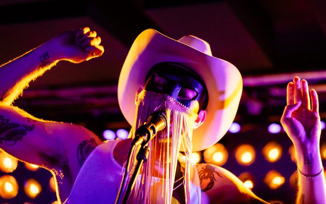 Orville Peck draagt Hollywood Bowl-optreden op aan 'alle homo-cowboys': 'We bestaan, we lopen onder jullie' (Picture by: variety.com)