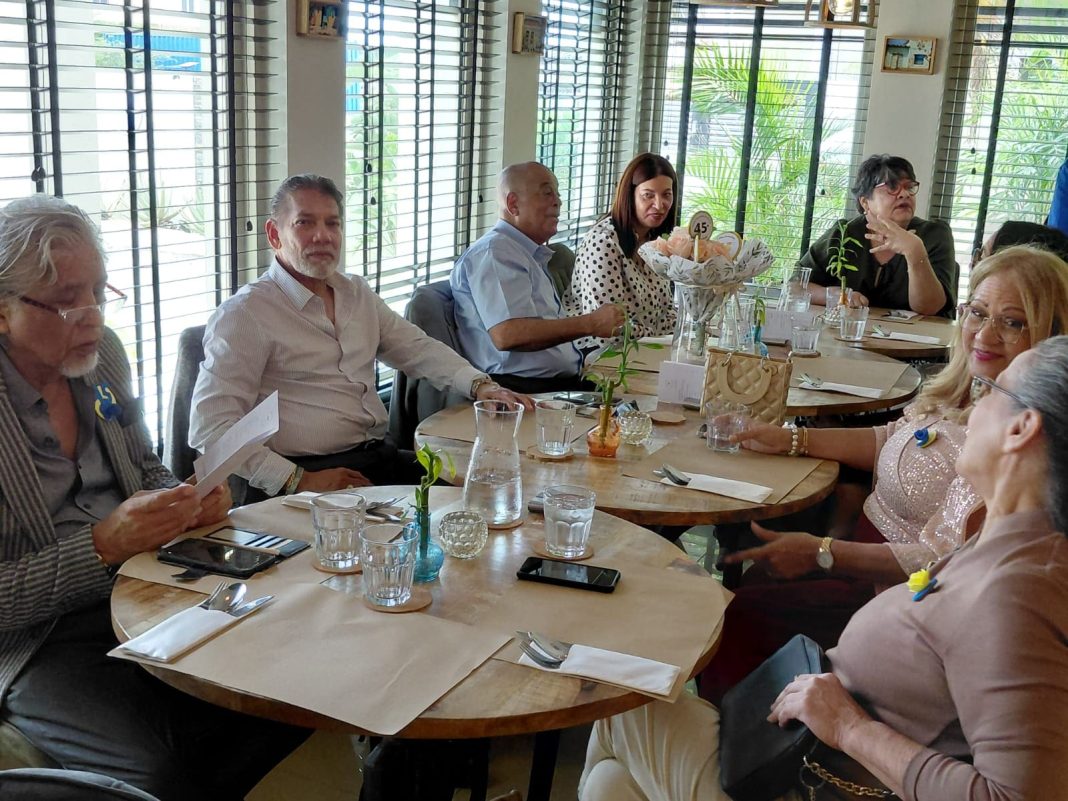 Oud-studenten Academia Pedagogico doen donatie aan Fundacion Muchila Creativo (Picture by: 24ora.com)