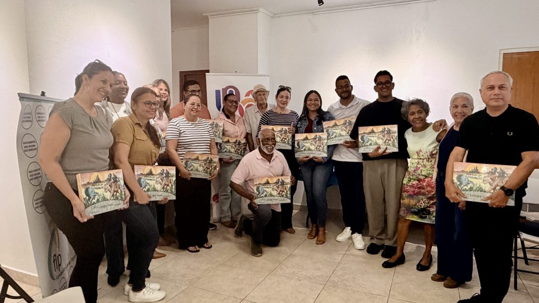 Papiamento-docenten ontvangen boek over Compa Nanzi (Picture by: 24ora.com)