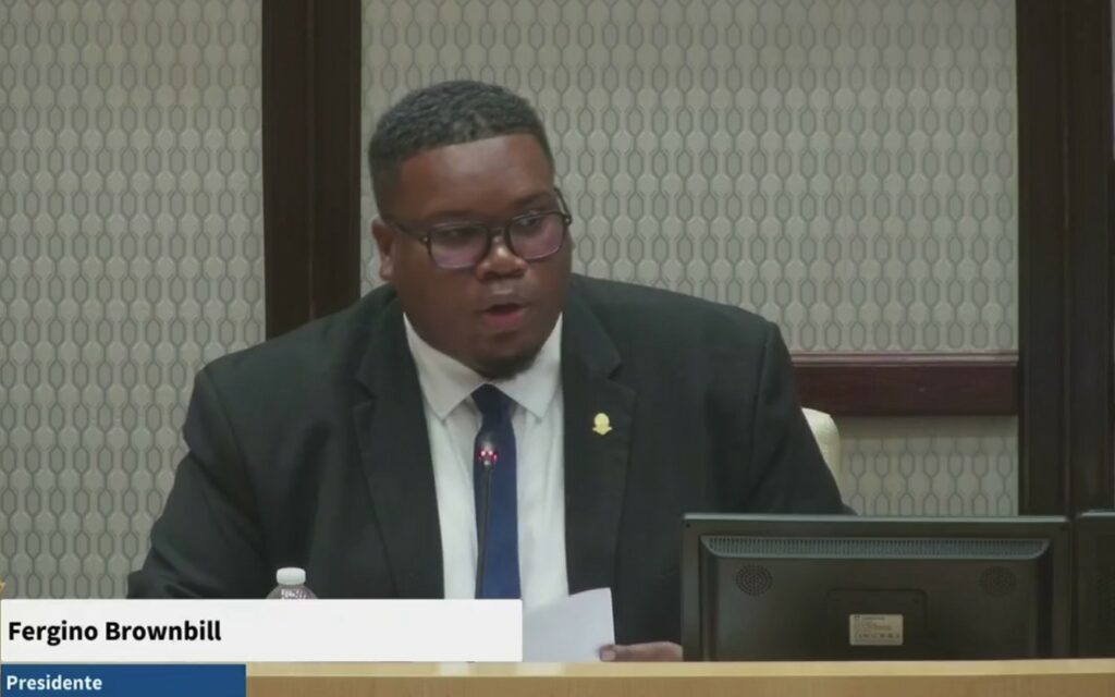 Parlementsvoorzitter Brownbill eens met kritiek op uitblijven antwoorden kabinet (Picture by: extra.cw)