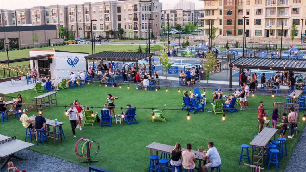 Pickleball en eten: courts als nieuwe horecabestemming Pickleball en dineren: waarom courts de nieuwe horecabestemmingen zijn (Picture by: aljazeera.com)