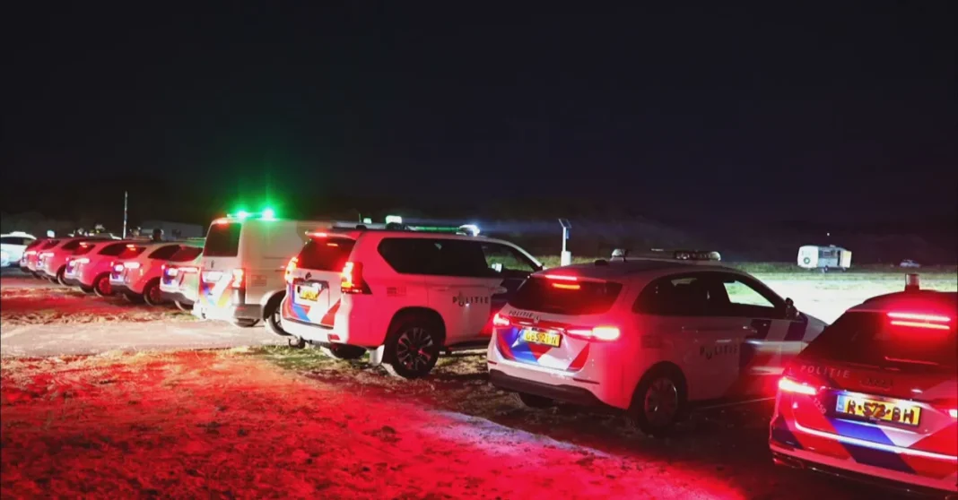 Politie beëindigt illegale muziekbijeenkomst in duinen Schoorl met honderden aanwezigen (Photo by: talpa.digital)