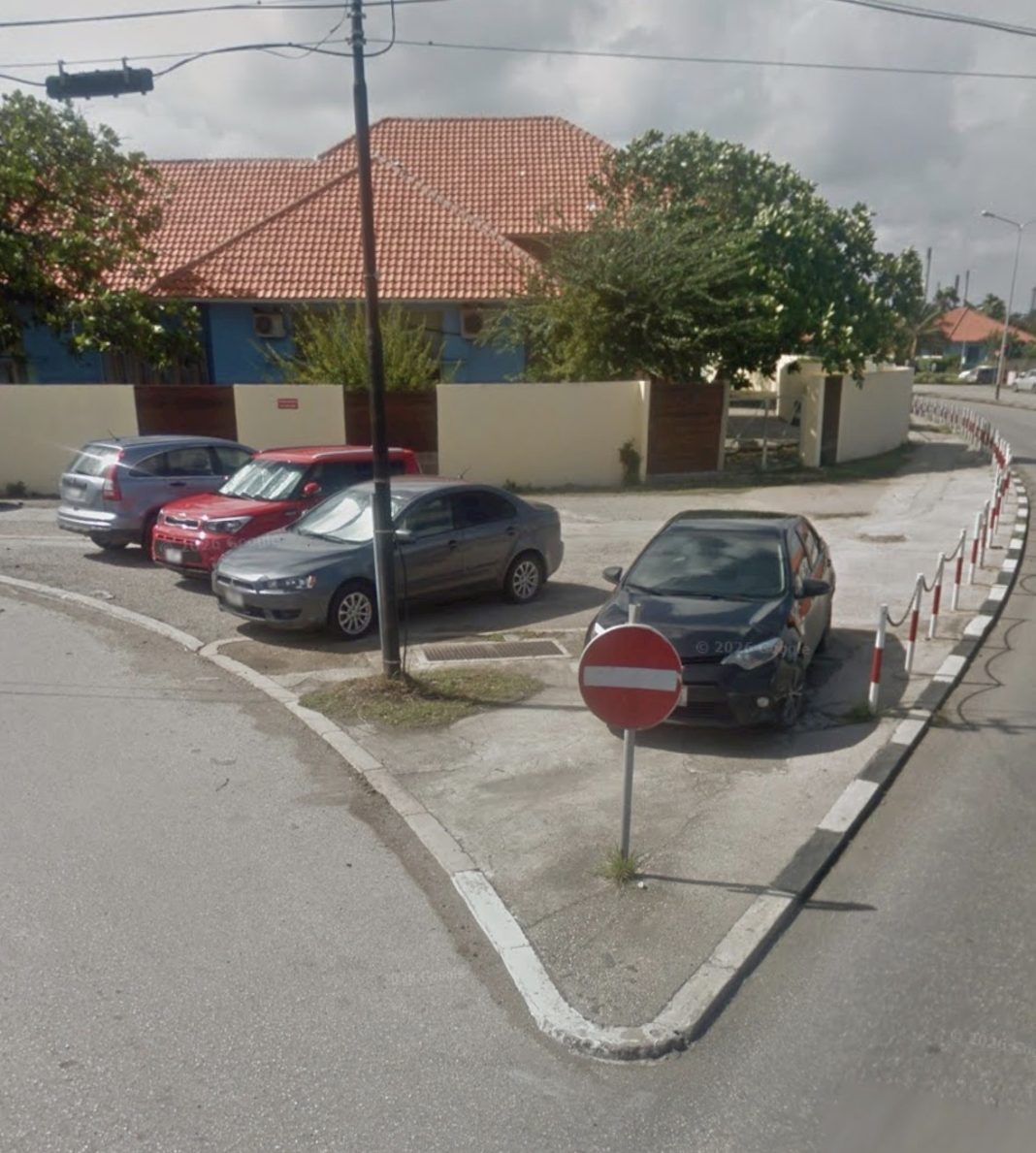 Politie deelt 27 boetes uit voor spookrijden op kruising Topekaweg en Gosieweg (Picture by: paradisefm.cw)