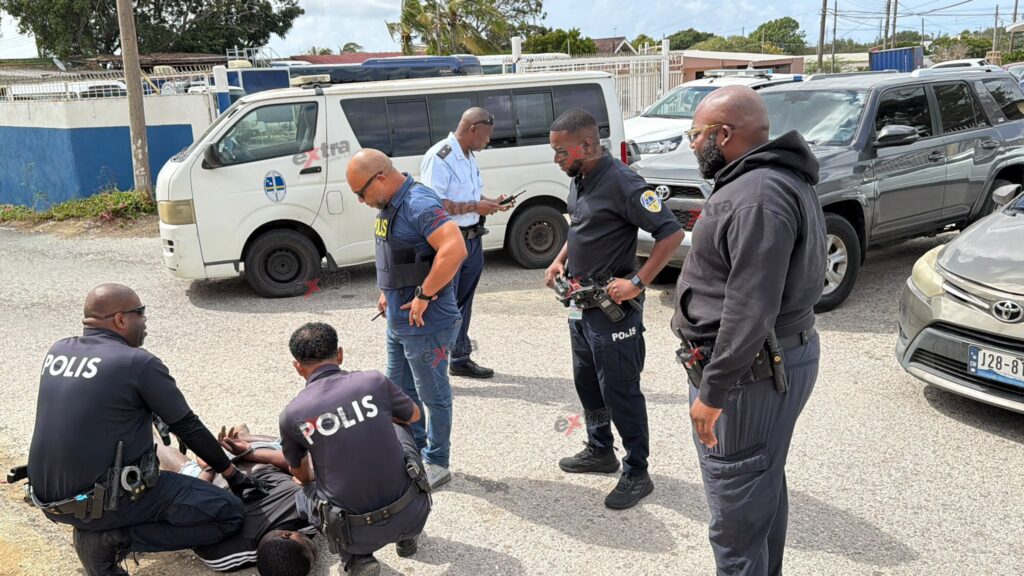 Politie opent vuur op verdachte auto nadat bestuurder agenten probeert te rammen op Curaçao (Picture by: extra.cw)