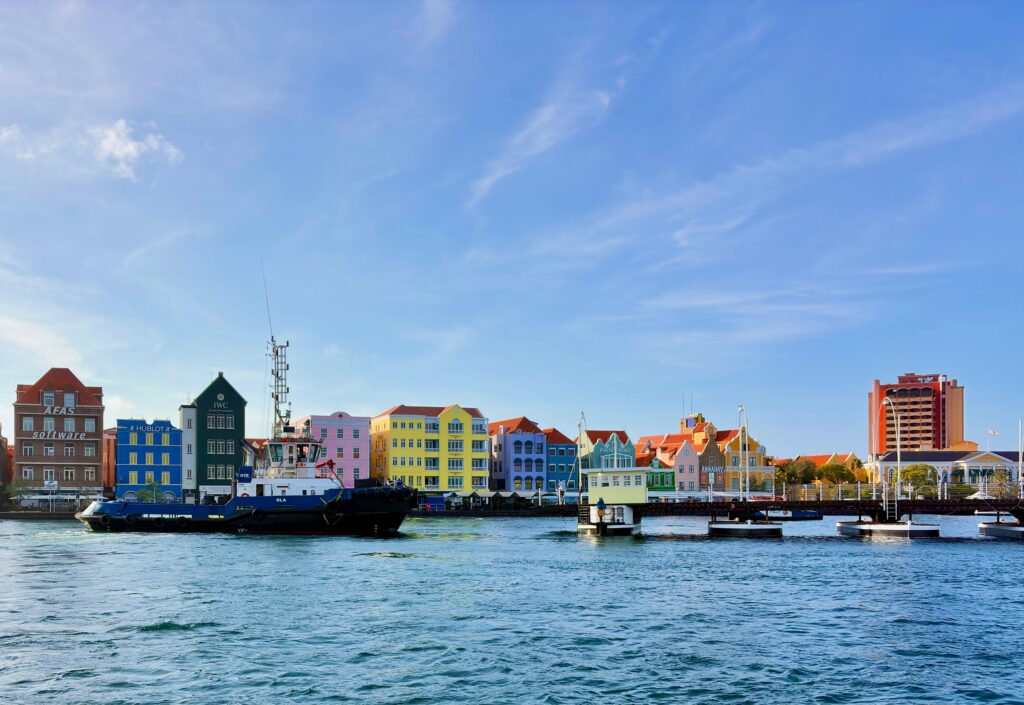 Pontonbrug Emma terug op zijn plek in de baai van Willemstad (Picture by: extra.cw)