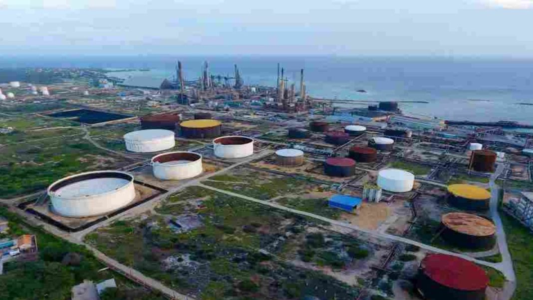 Refineria di Aruba lanceert internationale aanbesteding voor sloop twee schoorstenen (Picture by: 24ora.com)