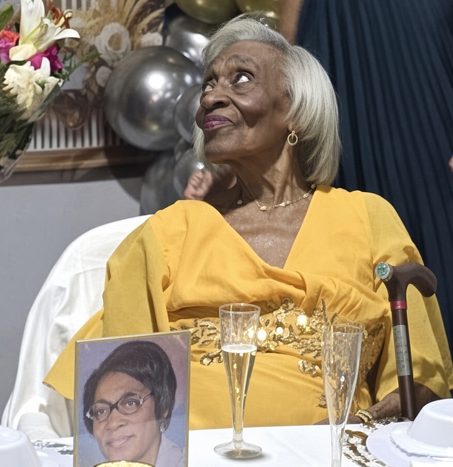 Richinel Brug feliciteert Dorothy Serrant met honderdste verjaardag (Picture by: 721news.com)