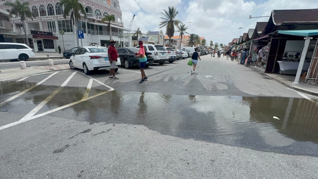 Rioolwater stroomt straat in Oranjestad bij aankomst cruiseschepen (Picture by: 24ora.com)