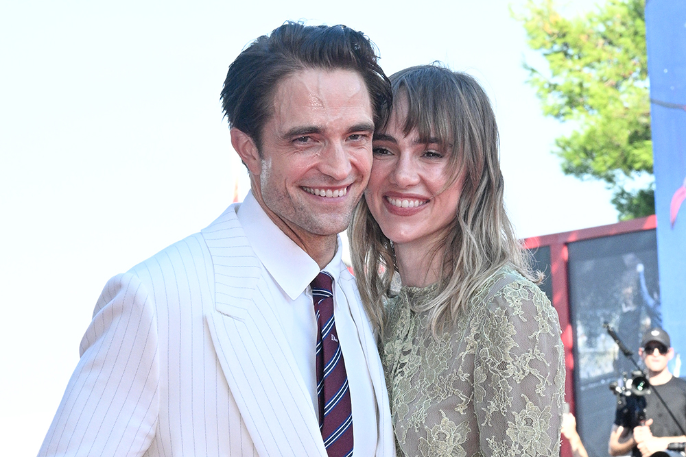 Primetime Venice: Pattinson krijgt 7 minuten ovatie Robert Pattinson kust Suki Waterhouse terwijl 'Primetime' Venice verovert met 7 minuten staande ovatie (Picture by: variety.com)
