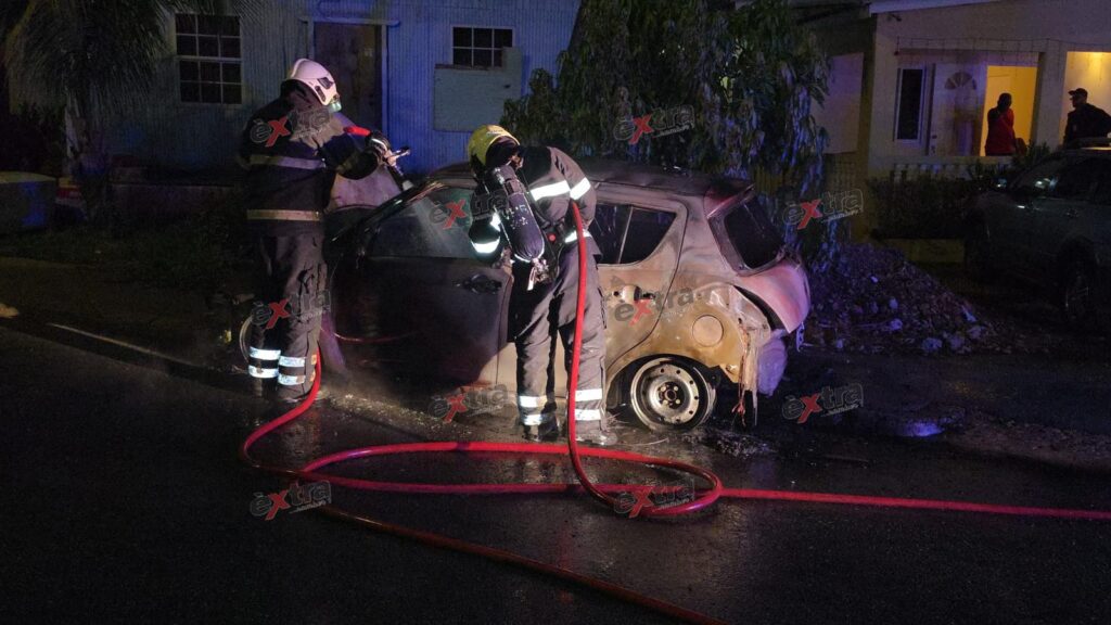 Rode Suzuki Swift volledig uitgebrand op Curaçao in vroege ochtenduren (Picture by: extra.cw)