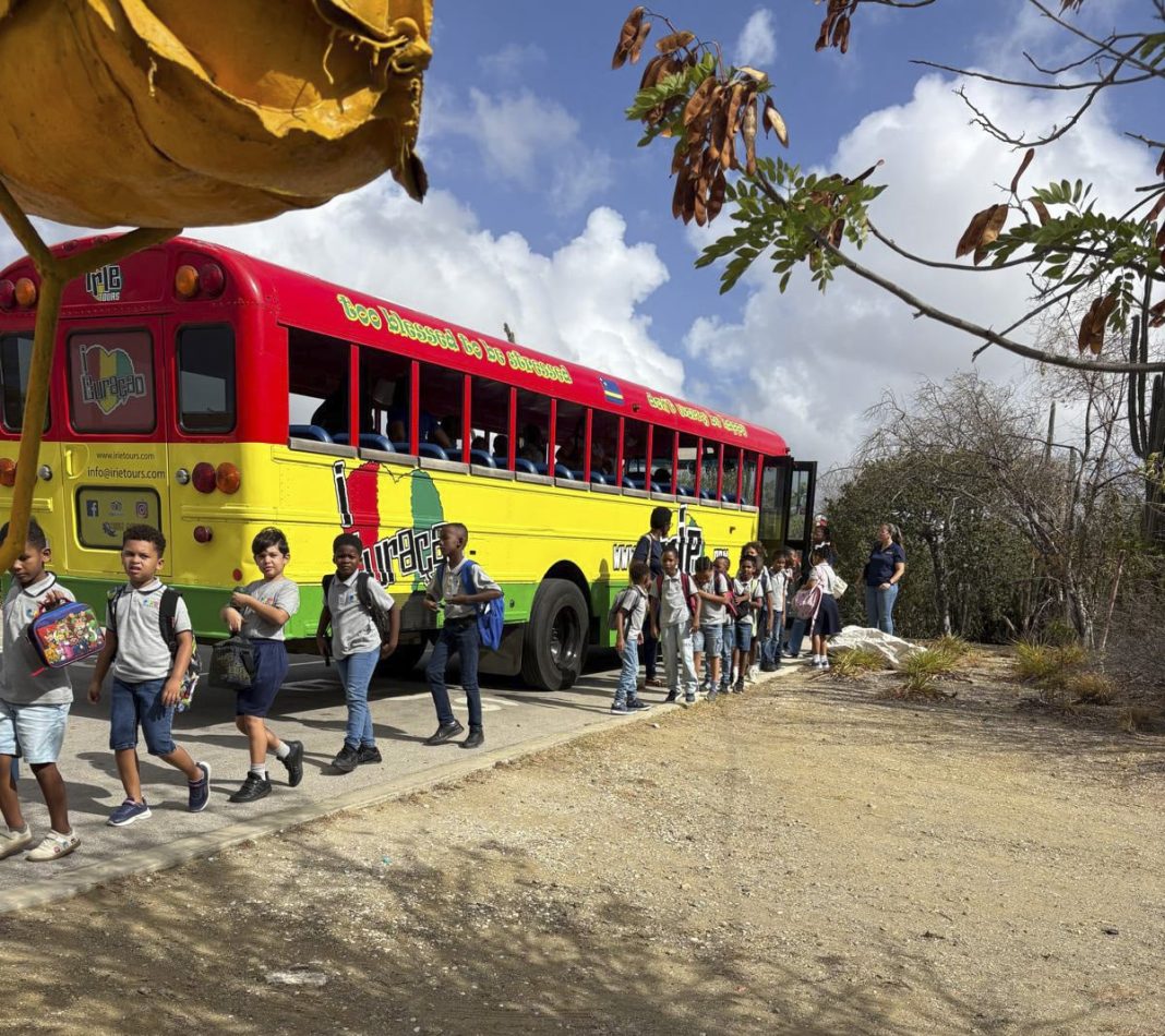 Rotary Busproject trapt nieuw schooljaar af met bezoek aan Kindermuseum Curaçao (Picture by: nu.cw)