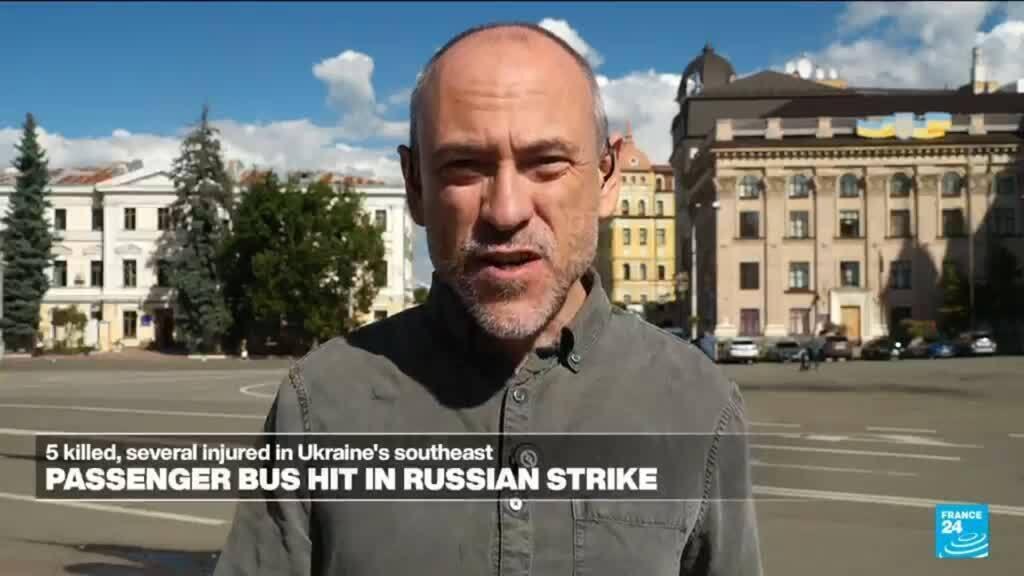 Russische drone treft bus Oekraïne: 5 doden, 7 gewonden Russische droneaanval op passagiersbus in Oekraïne: vijf doden en minstens zeven gewonden (Picture by: s.france24.com)