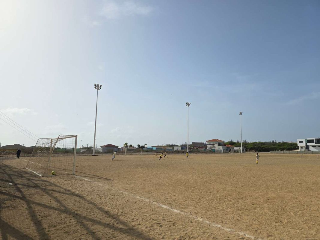 San Luis Deportivo ontvangt FIFA Arena Mini Turf op Aruba (Picture by: 24ora.com)