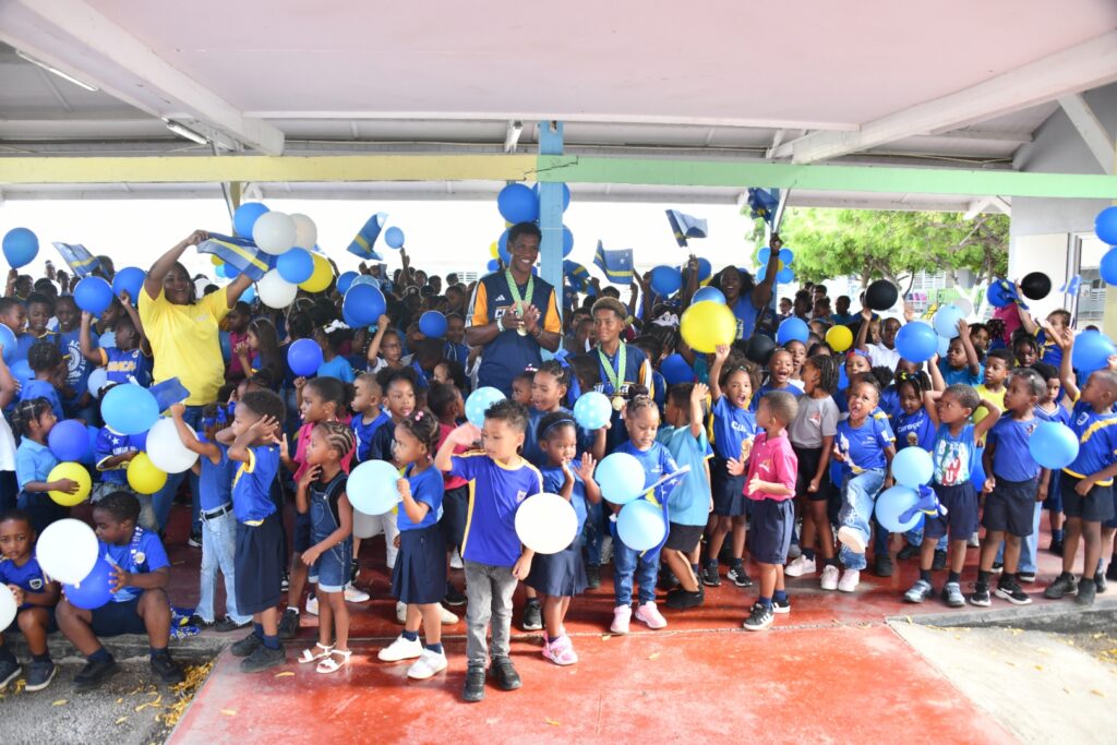 School op Curaçao verwelkomt Little League-kampioen Ruendrikson Leuteria (Picture by: extra.cw)