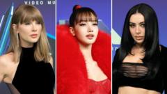 Taylor Swift en Charli XCX schitteren op de blauwe loper van de MTV VMAs 2026 (Picture by: ichef.bbci.co.uk)
