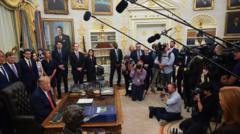Trump kondigt 'onmiddellijk' verbod aan op CNN en Politico in het Witte Huis (Picture by: ichef.bbci.co.uk)