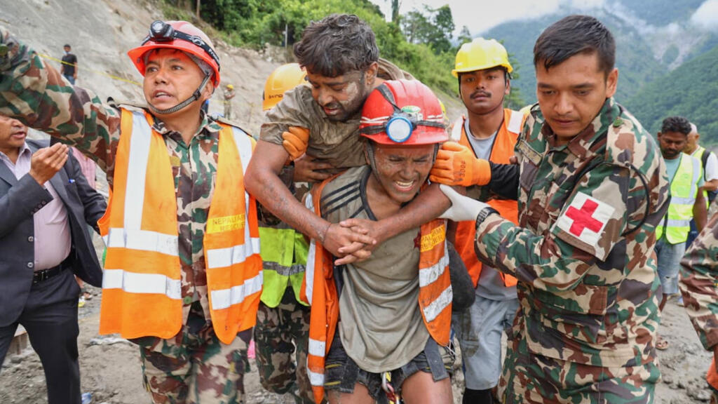 Nepal: 2 arbeiders gered uit tunnel na 9 dagen Twee arbeiders gered uit moddervolte tunnel, negen dagen na overstromingen Nepal (Picture by: s.france24.com)