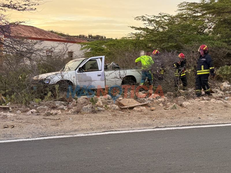 Twee mannen na verkeersongeval Seroe Alejandro naar ziekenhuis (Picture by: masnoticia.com)