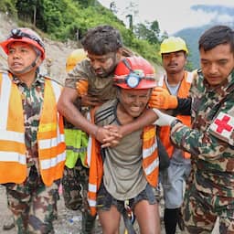 Twee overlevenden na negen dagen levend gered uit tunnel in Nepal (Picture by: nu.cw)