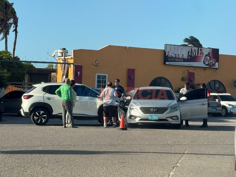 Twee voertuigen botsen bij Anytime bar in Paradera (Picture by: masnoticia.com)