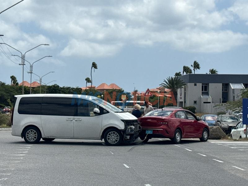 Twee voertuigen botsen bij ingang ziekenhuis Aruba (Picture by: masnoticia.com)