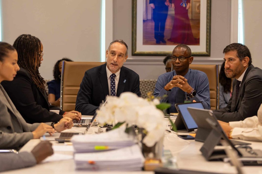UNDP licht actualisering Nationaal Ontwikkelingsplan toe aan Curaçaose ministers UNDP licht actualisering Nationaal Ontwikkelingsplan toe aan Curaçaose ministers (Picture by: nu.cw)