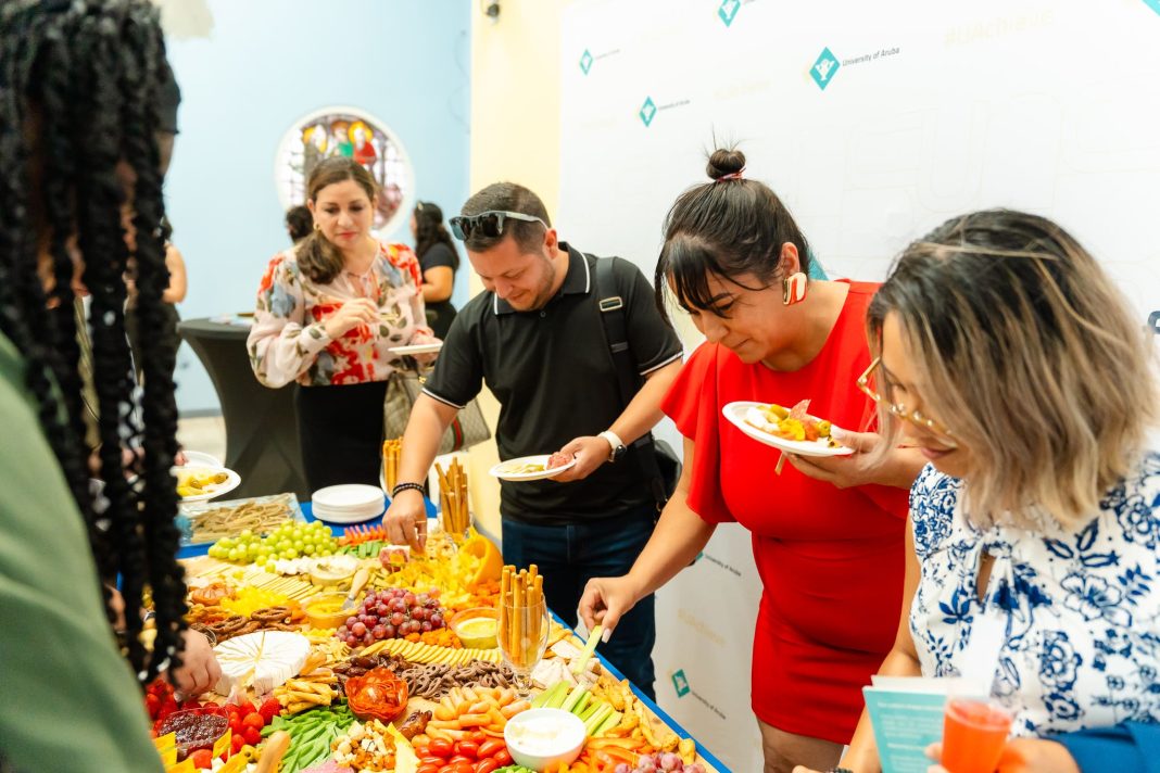 Universidad di Aruba verwelkomt masterstudenten op eerste Mesa di Master (Picture by: 24ora.com)