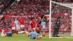 VAR-officials Manchester derby geschorst dit weekend VAR-officials Manchester derby krijgen geen wedstrijd toegewezen dit weekend (Picture by: ichef.bbci.co.uk)