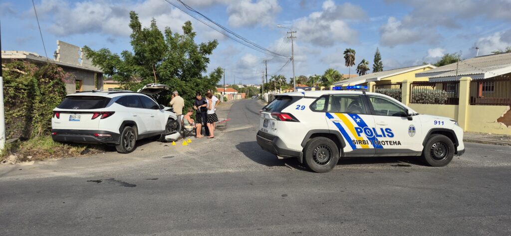 Vader brengt gewonde kinderen zelf naar dokter na zwaar verkeersongeval op Curaçao Vader brengt gewonde kinderen zelf naar dokter na zwaar verkeersongeval op Curaçao (Picture by: extra.cw)