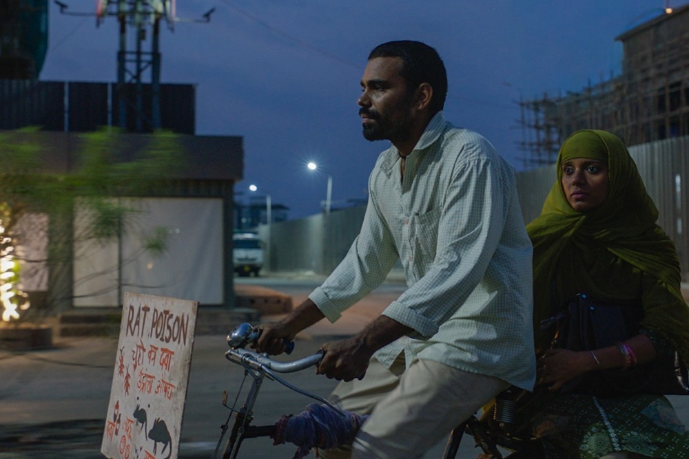 Anuparna Roy keert terug naar Venetië met ‘Lovers in the Blue Night’ Venice Horizons-winnaar Anuparna Roy keert terug naar Lido met Mumbais migrantenverhaal 'Lovers in the Blue Night' (Picture by: variety.com)