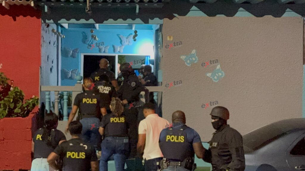 Verdachte aangehouden bij huiszoeking in Seru Papaya in wapenonderzoek (Picture by: extra.cw)