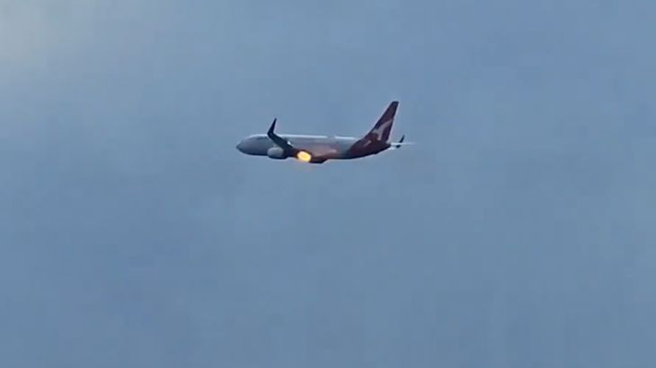 Vlammen uit Qantas-motor na vertrek Nieuw-Zeeland Vlammen schieten uit motor Qantas-vliegtuig na opstijgen vanuit Queenstown (Picture by: aljazeera.com)