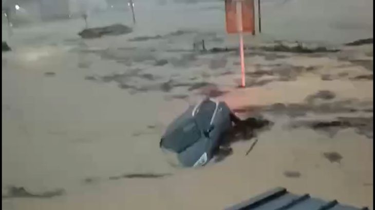 Vloedgolven slepen auto's mee in oost-China na extreme regenval (Picture by: aljazeera.com)