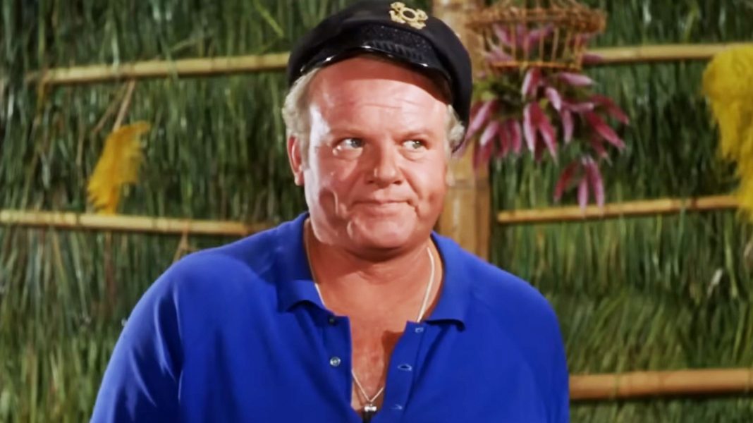 Alan Hale Jr. in Navy Log vóór Gilligan’s Island Vóór Gilligan's Island speelde Alan Hale Jr. in een tv-show waarvoor JFK adviseerde (Picture by: slashfilm.com)
