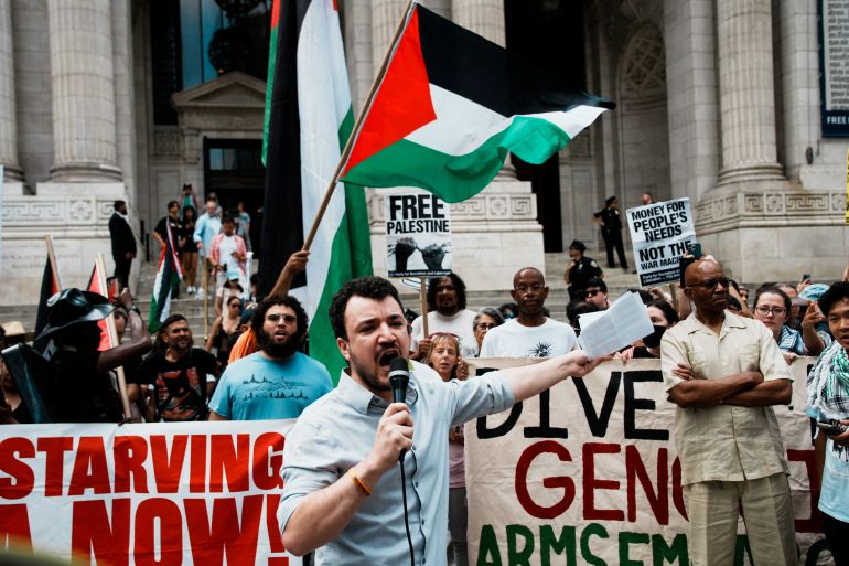 Waarom klaagt pro-Palestijnse activist Mahmoud Khalil Columbia University aan? (Picture by: aljazeera.com)