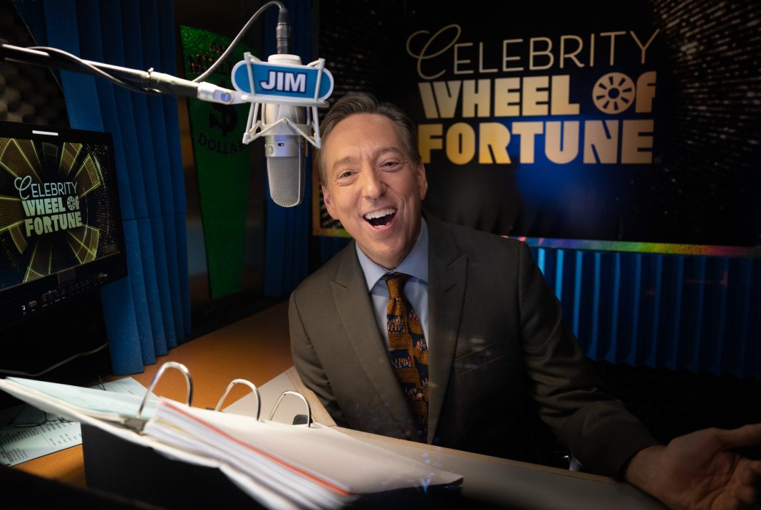 'Wheel of Fortune'-omroeper Jim Thornton geschorst na vermeend bezoek aan pedofilie-chatroom (Picture by: variety.com)