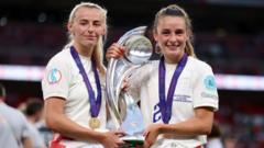 Wiegman laat Toone en Kelly buiten selectie: 'Spelen niet naar hun potentieel' (Picture by: ichef.bbci.co.uk)