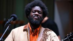 Zanger Michael Kiwanuka onthult dat hij herstelt van een beroerte (Picture by: ichef.bbci.co.uk)