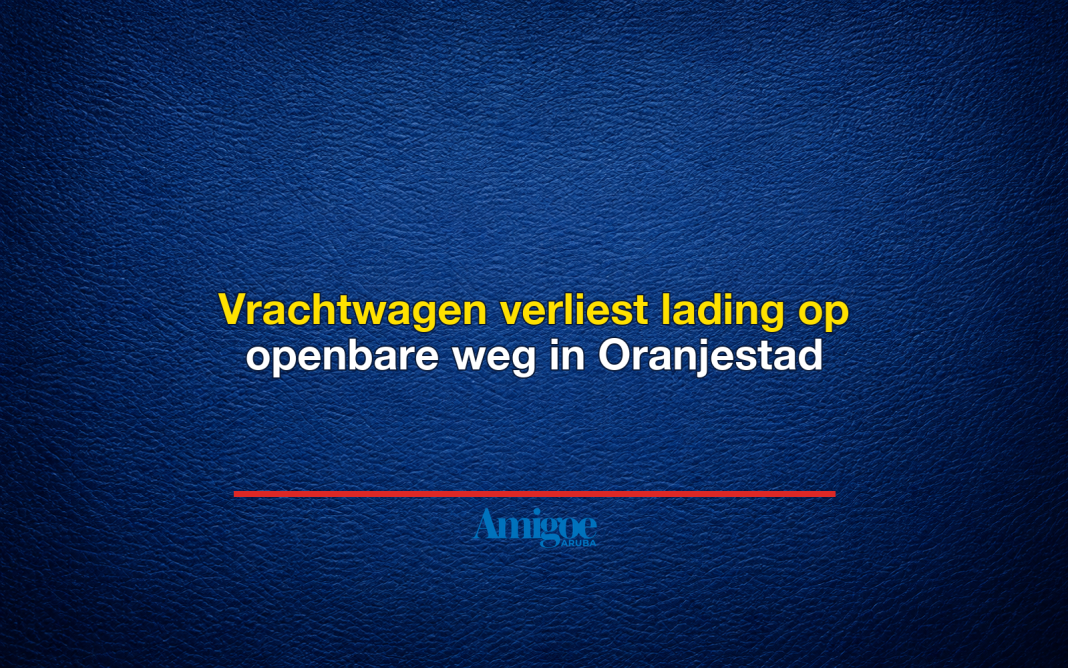 Vrachtwagen verliest lading op openbare weg in Oranjestad
